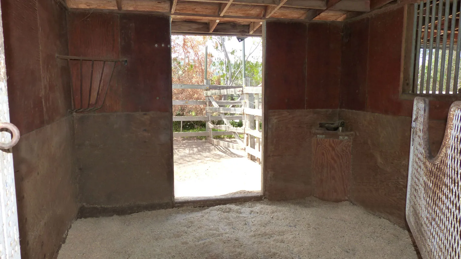 Barn In/Out Stalls w/ Paddocks